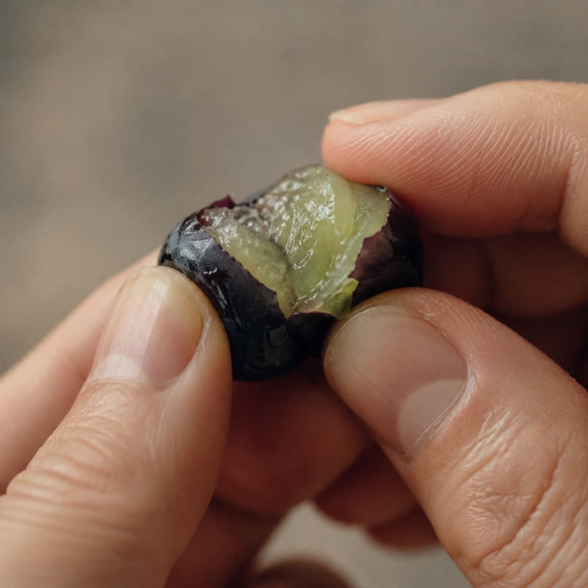 指で粒を軽く押して、皮から実を押し出しているところ